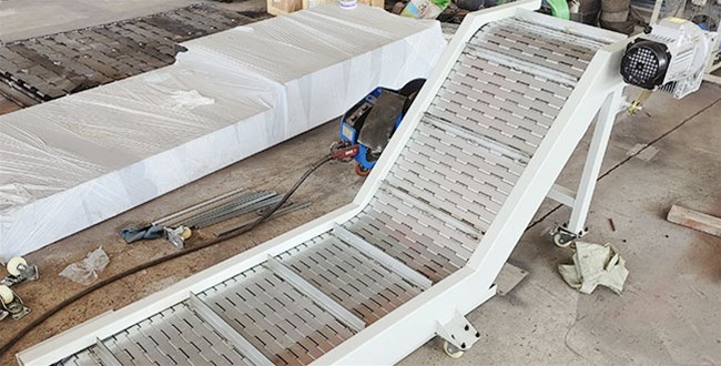 在實際的應用鏈板提升機時要注意哪些情況